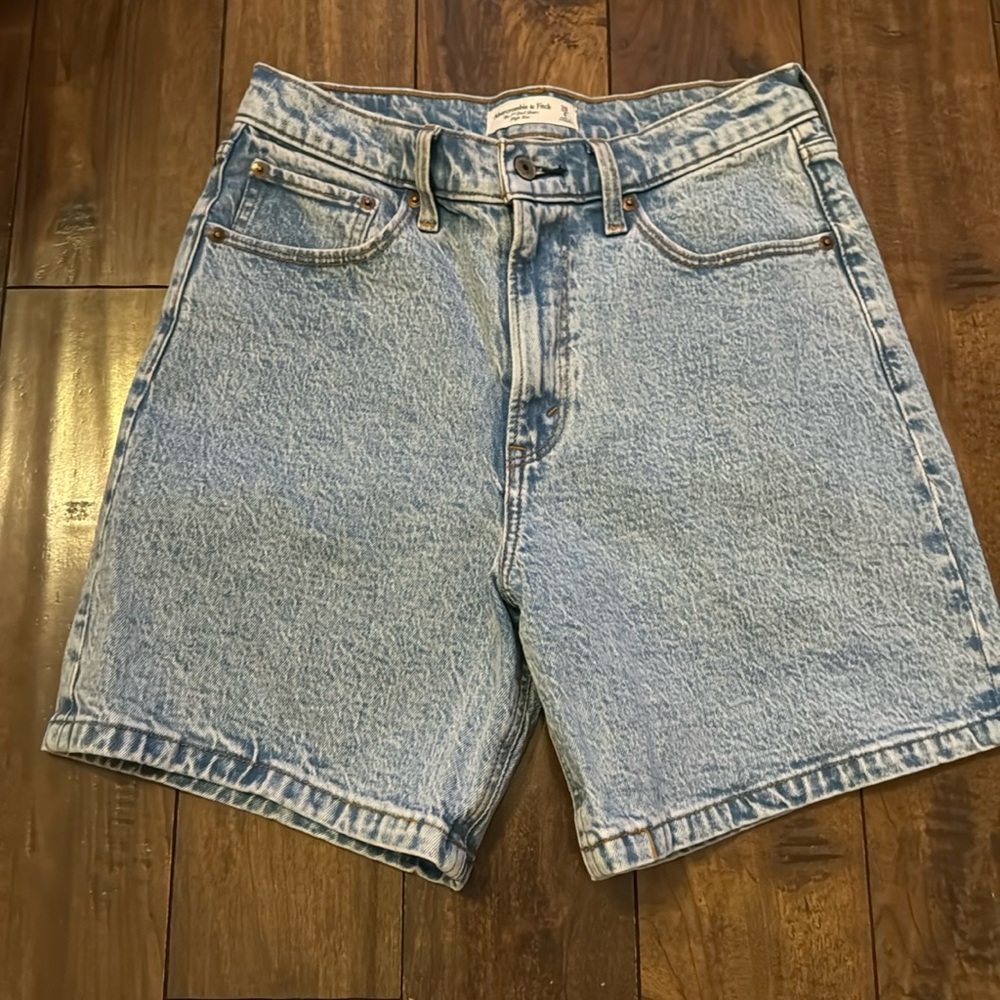 Abercrombie - 7” high rise dad shorts